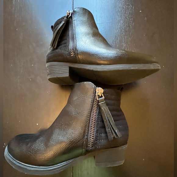 Joe Fresh girls’ size 13 fashion booties. - Picture 1 of 5